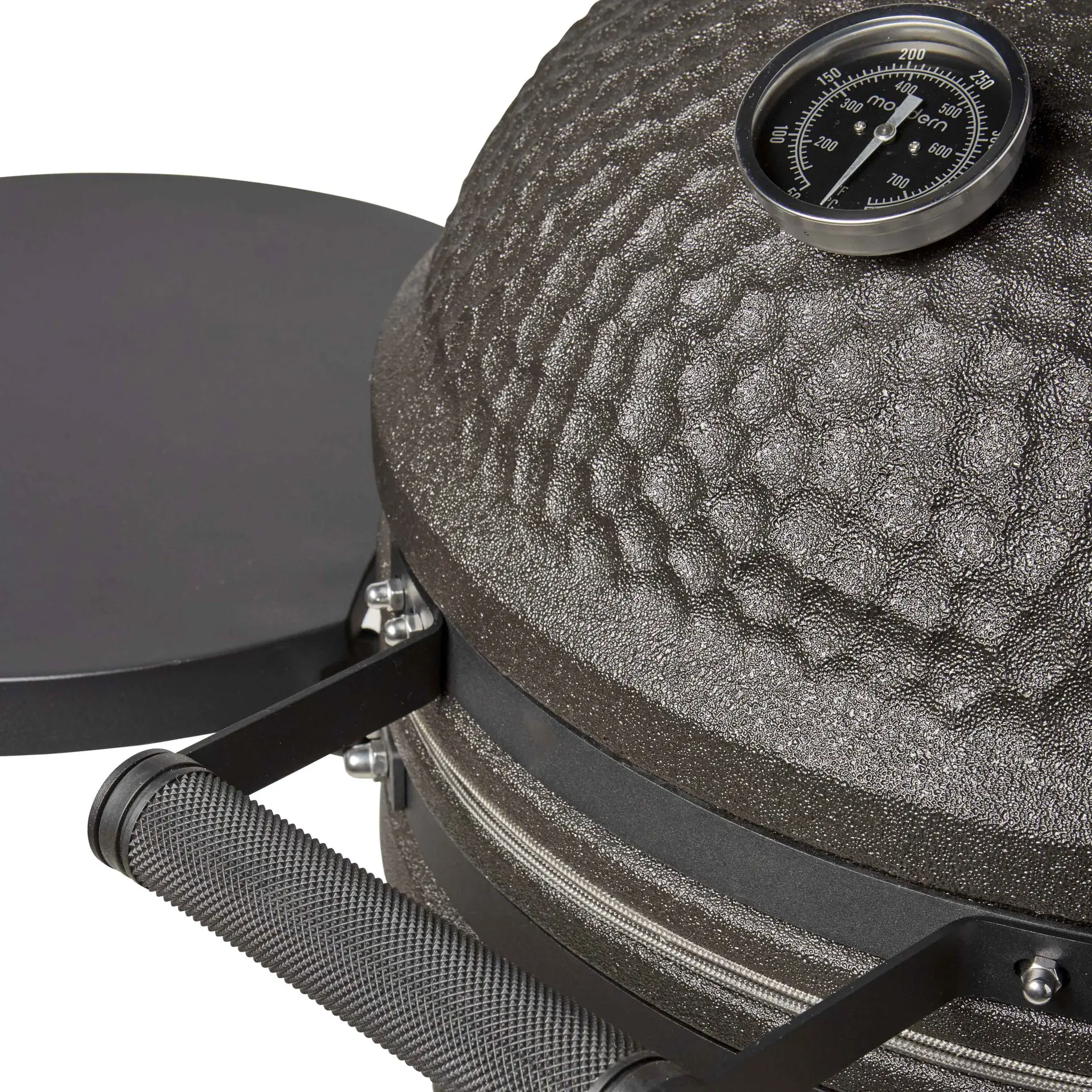 Detail black kamado handle open sidetable scaled 1